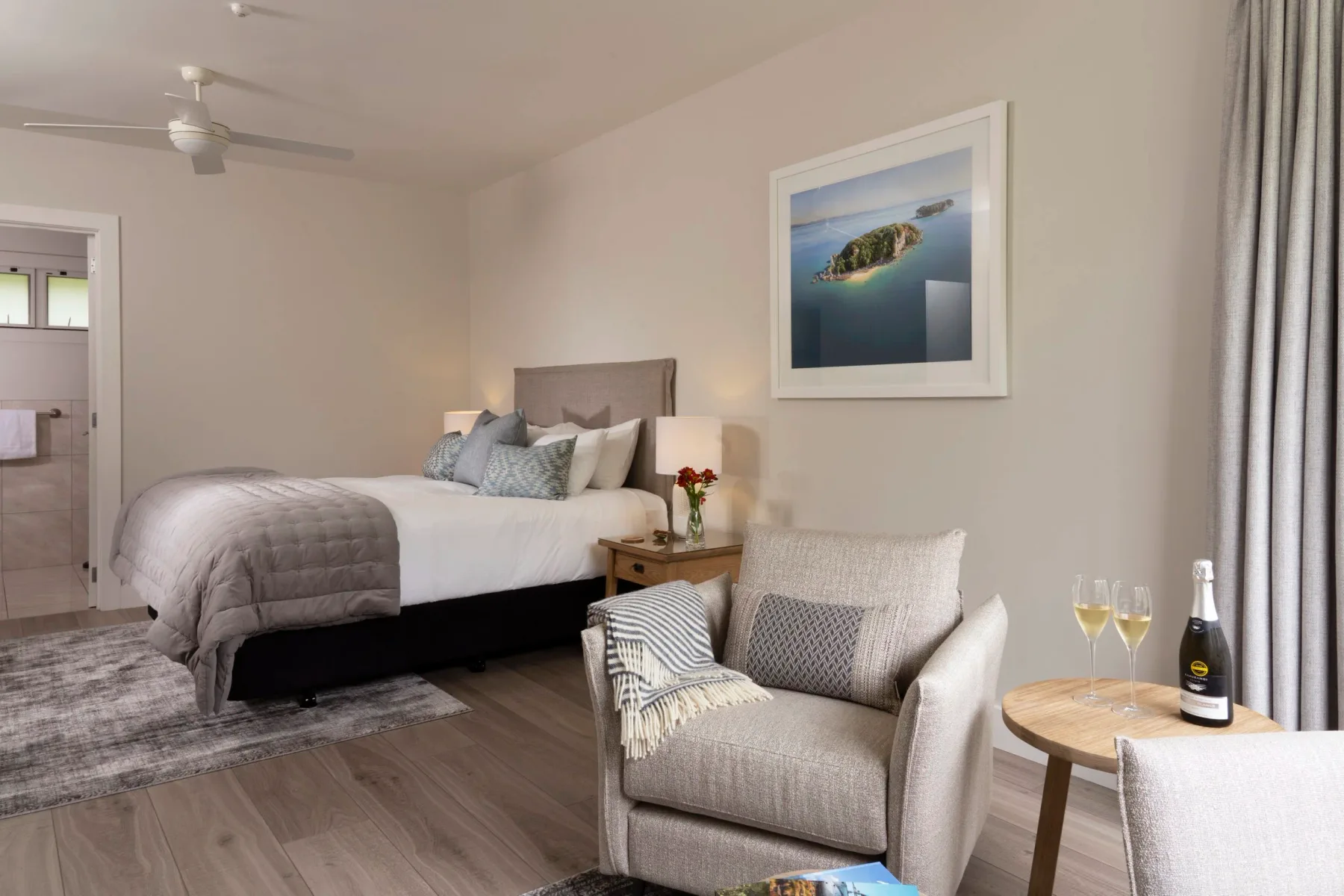 Habitación con cama king y sillones.