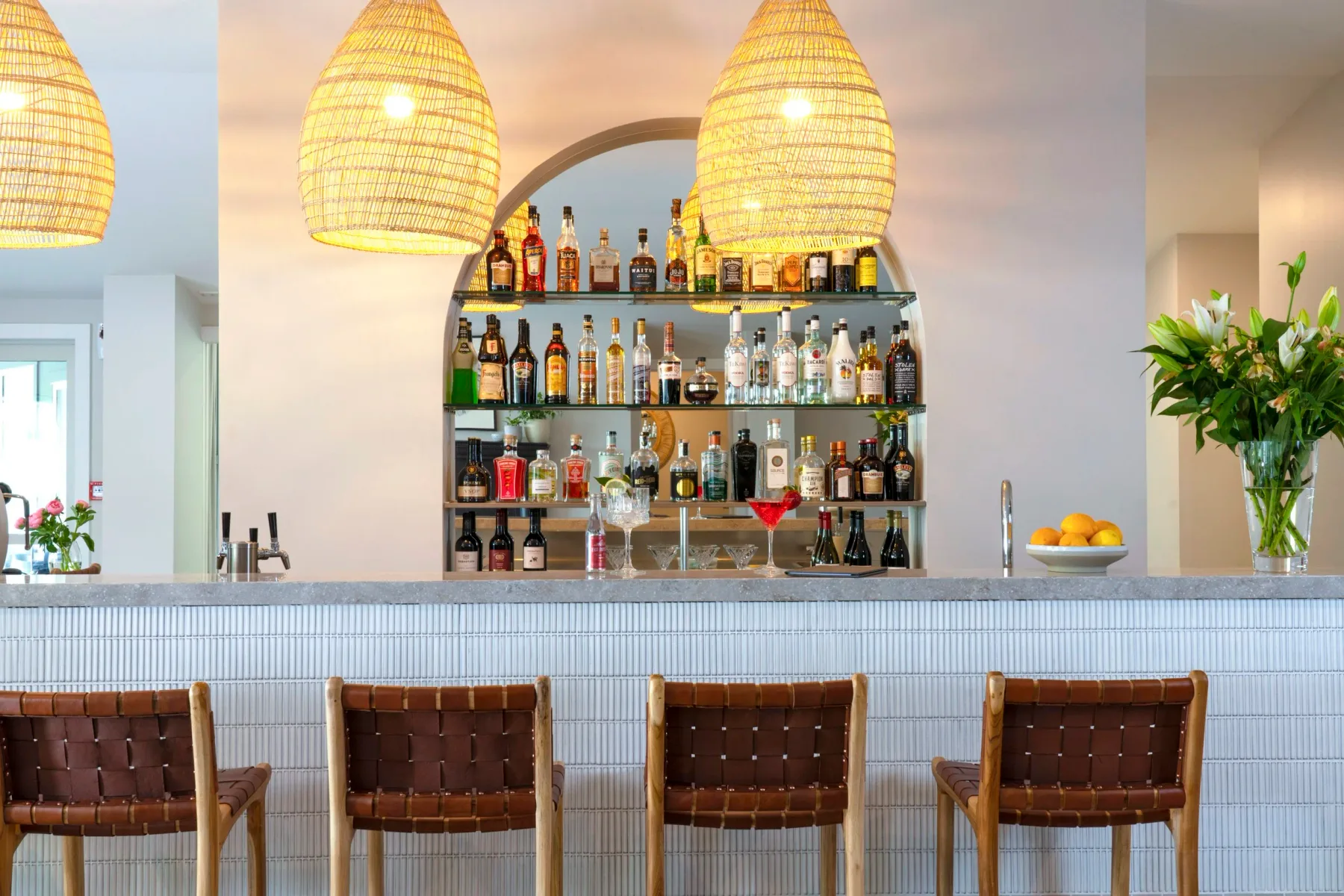 Bar del alojamiento con barra y taburetes.