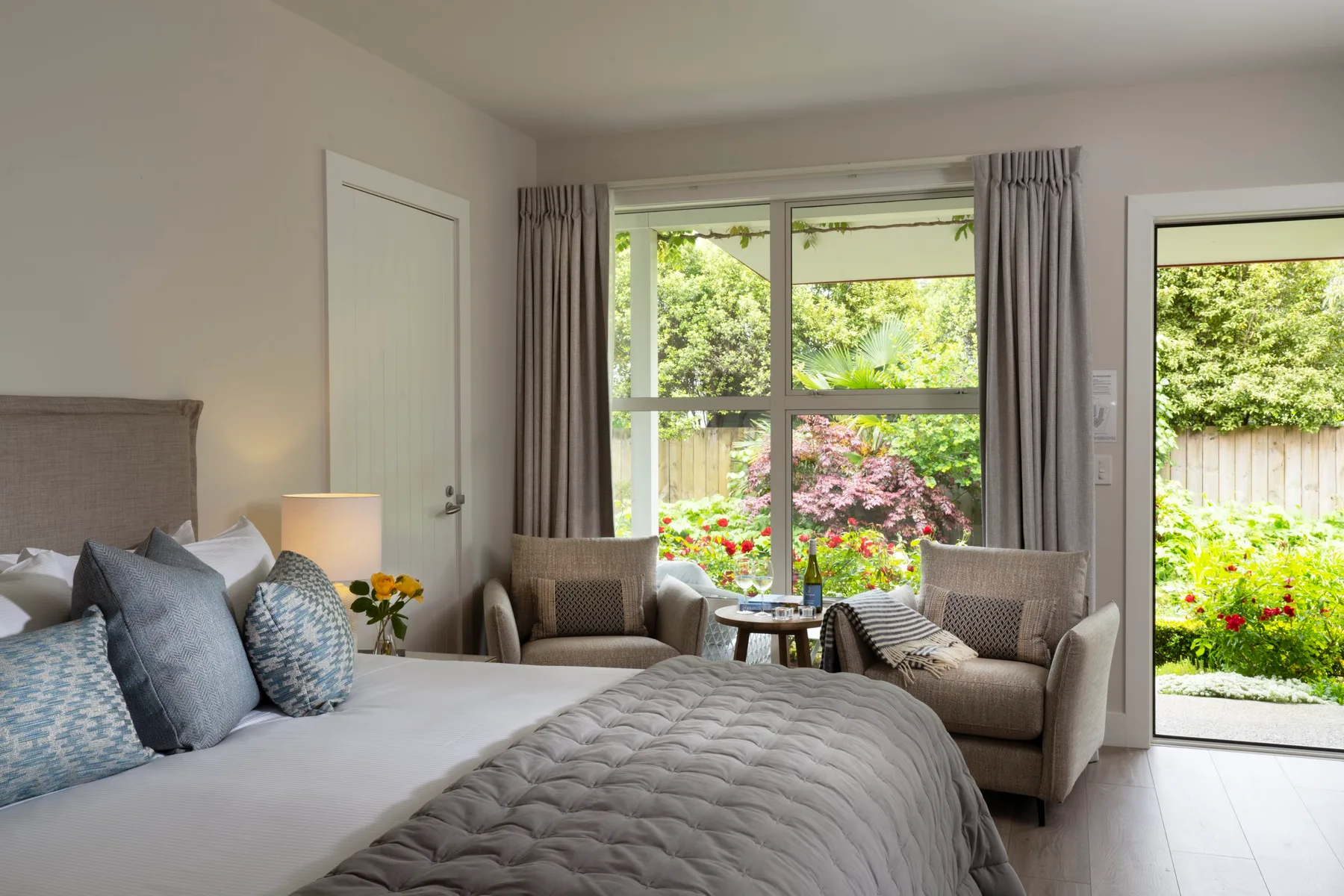 Habitación con vistas al jardín y zona de estar.