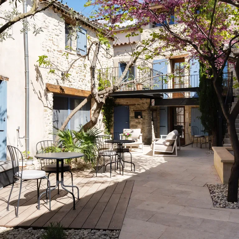 Patio de piedra en Charols