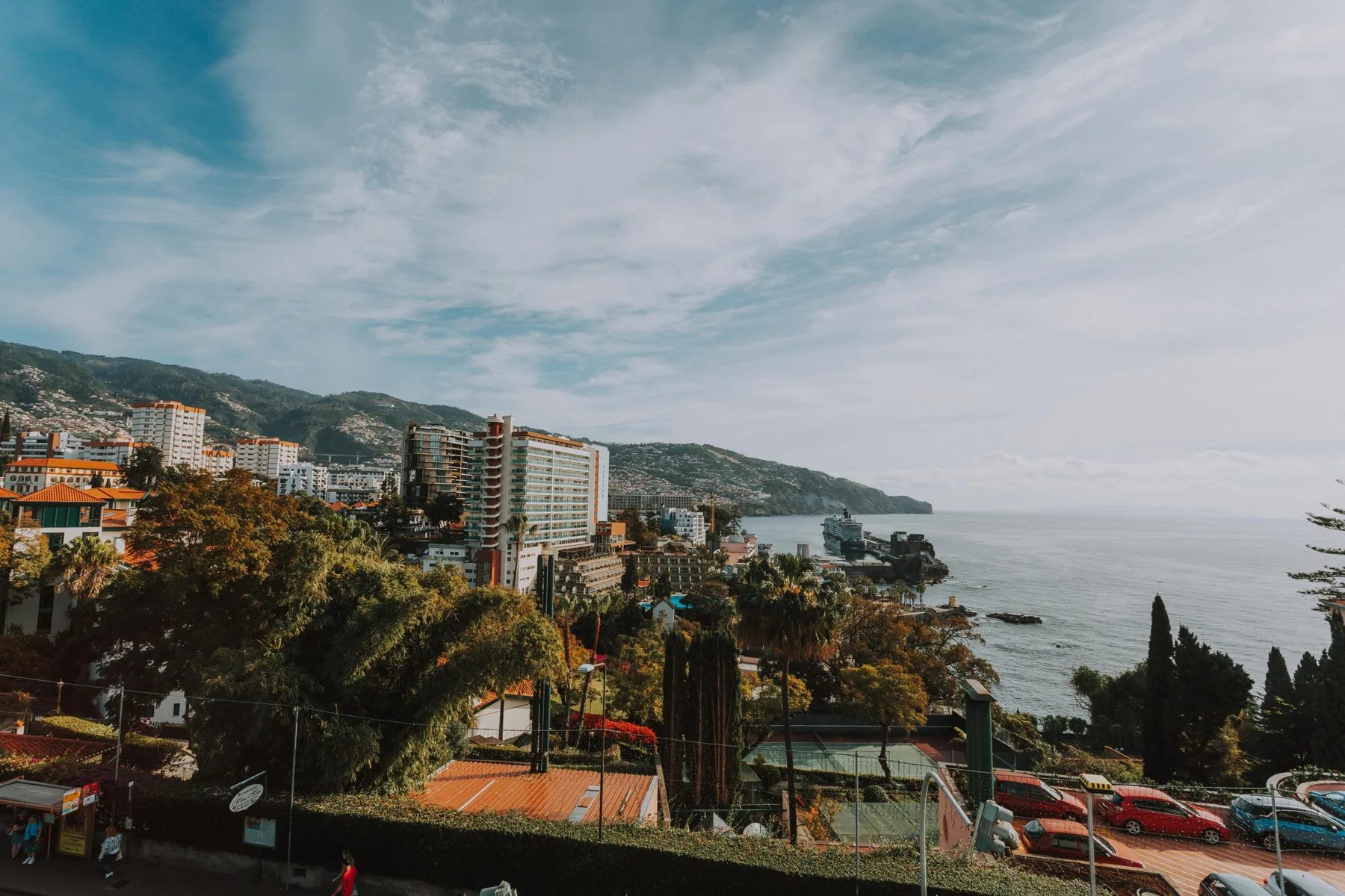 Paisaje costero de una ciudad, con edificios en una ladera sobre el mar.