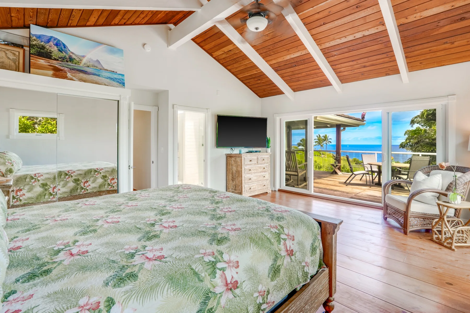 Un dormitorio luminoso se abre a un balcón con vistas al mar.