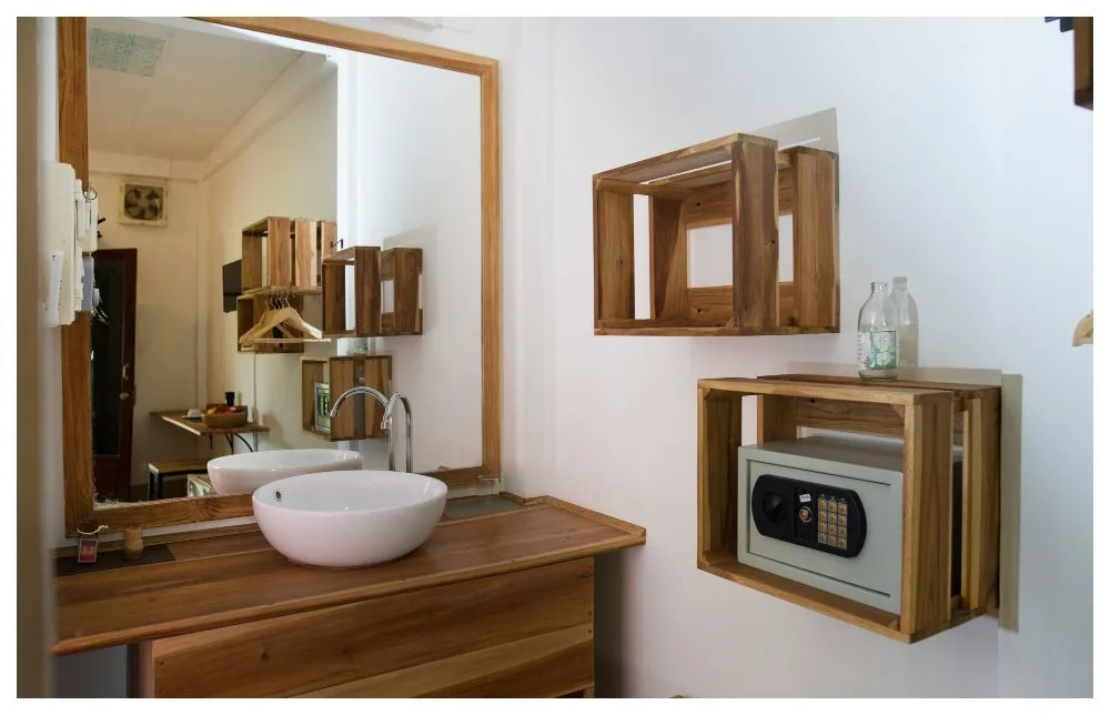 Deluxe room bathroom