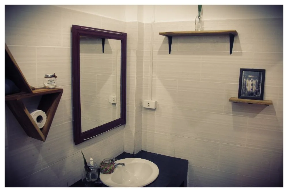 Deluxe single room bathroom