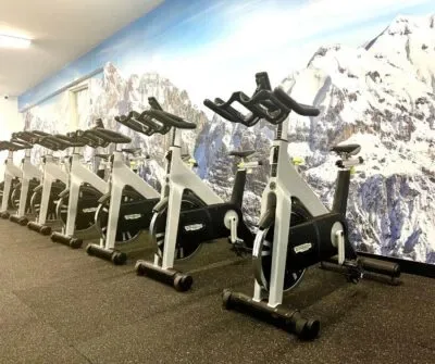 Bicicletas de spinning en un gimnasio.