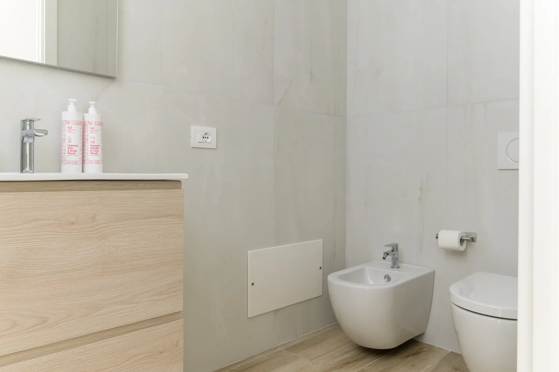 Un baño luminoso con lavabo y retrete.