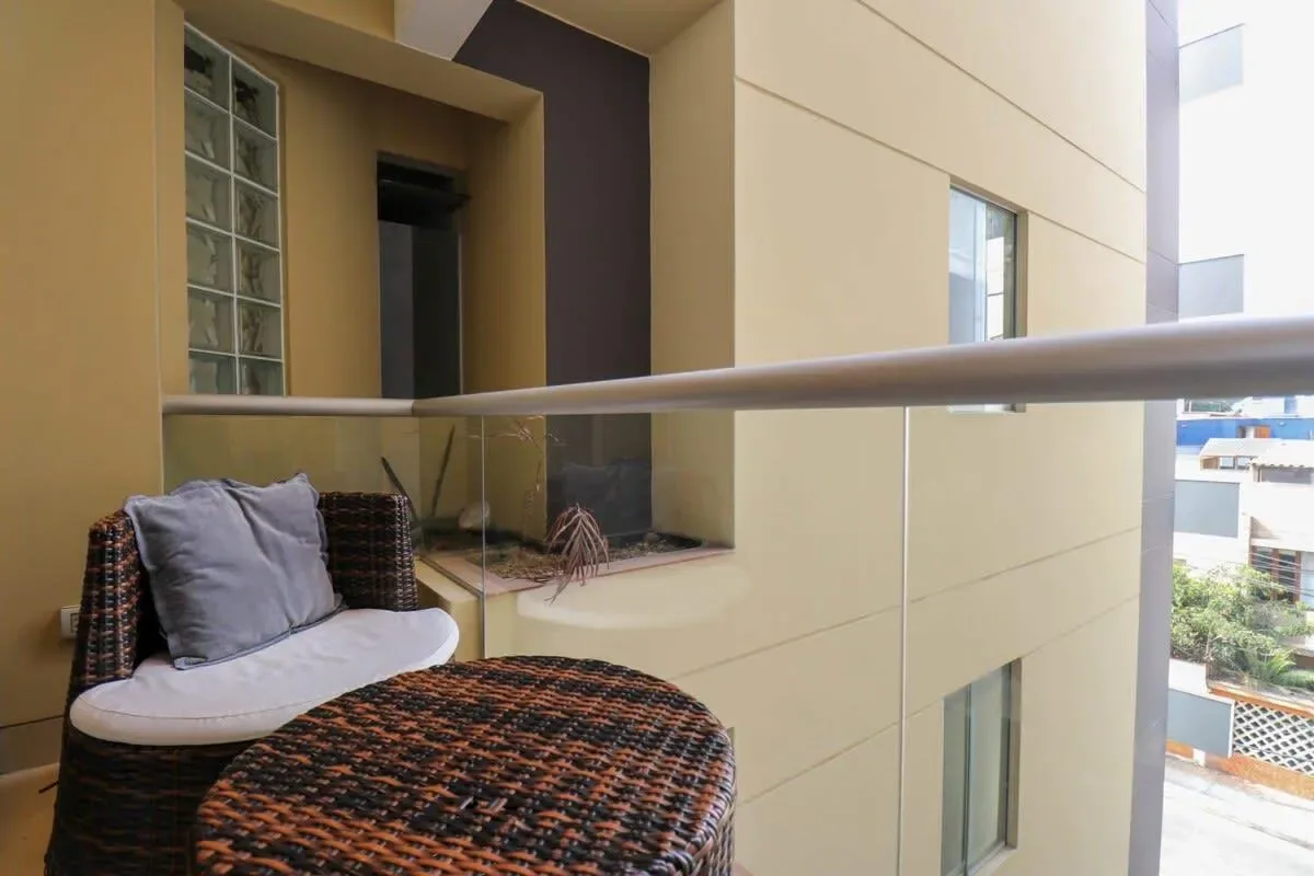 Lovely 3BR with Balcony in Miraflores