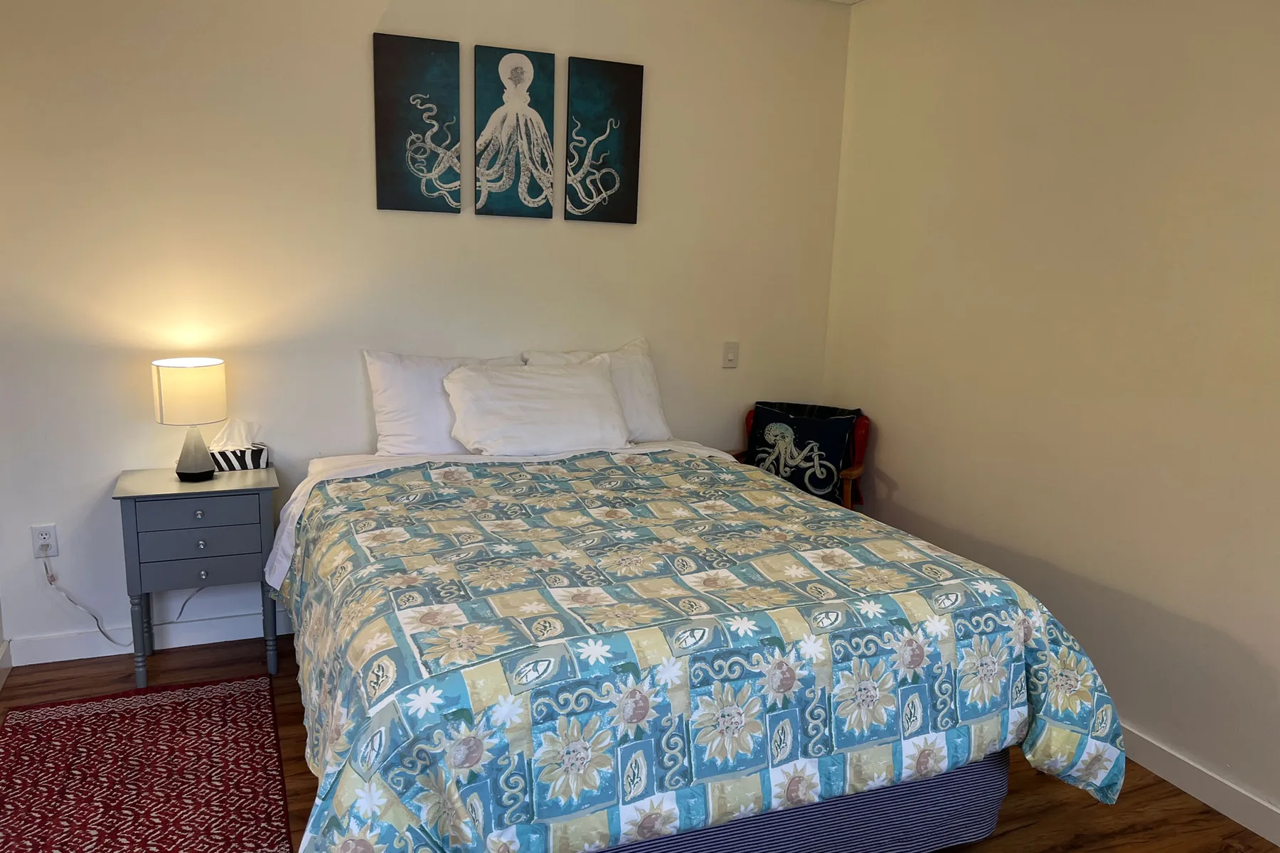 Room 8; caption identifies a kitchenette and queen bed