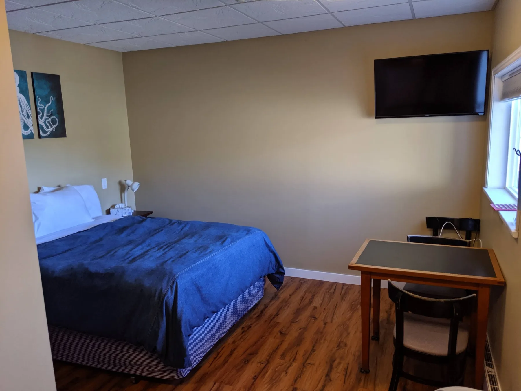 Room 9; caption identifies a queen bed