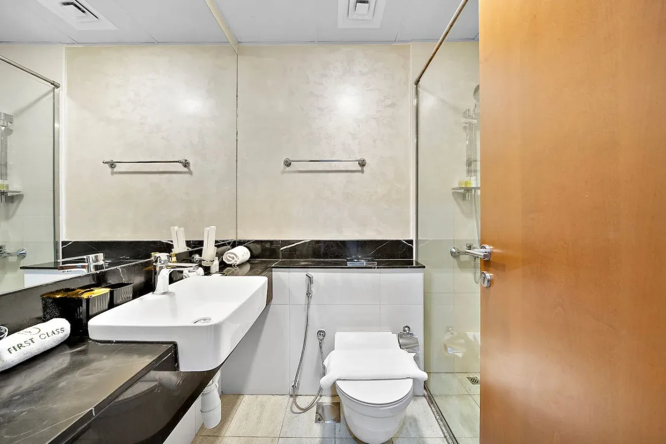 Un baño con lavabo, inodoro y ducha de vidrio.