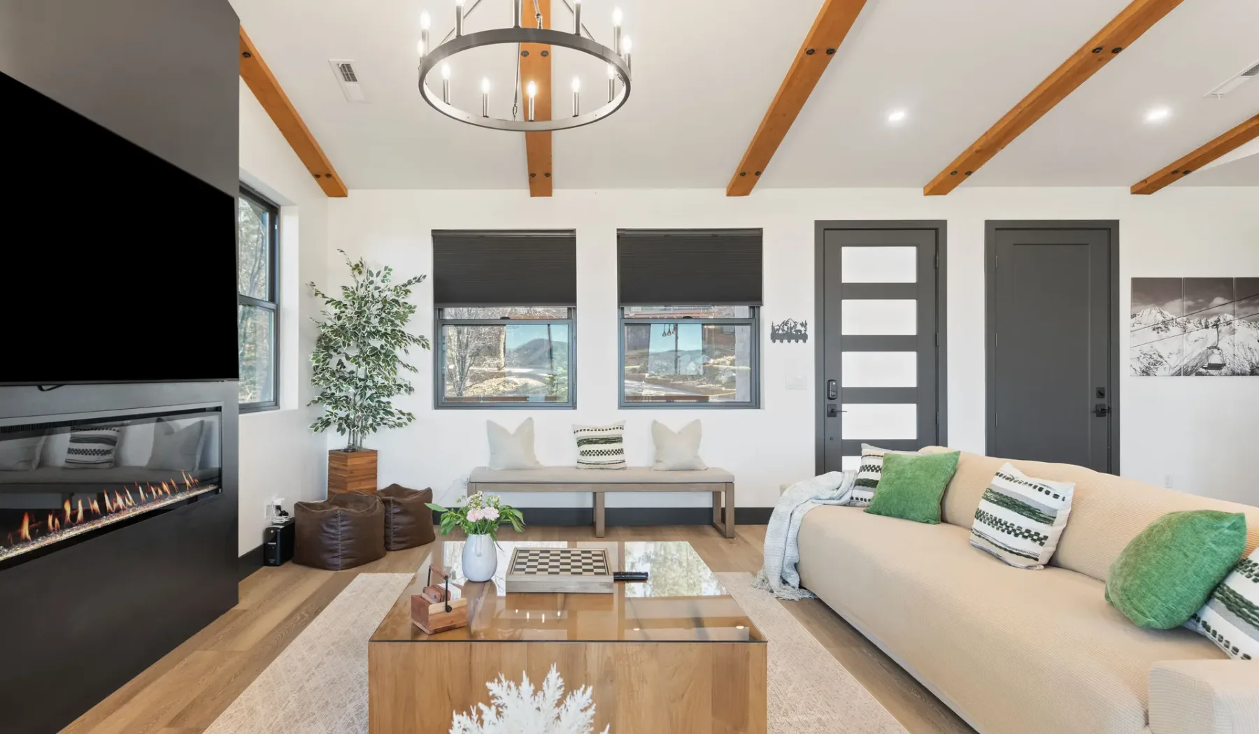 Una sala luminosa cuenta con un sofá beige, una mesa de centro y una chimenea.