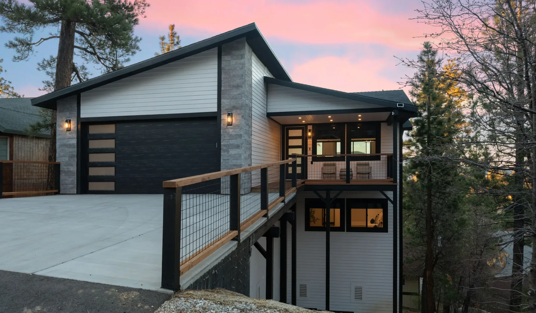 Exterior de una casa moderna con una entrada inclinada y acceso cubierto.