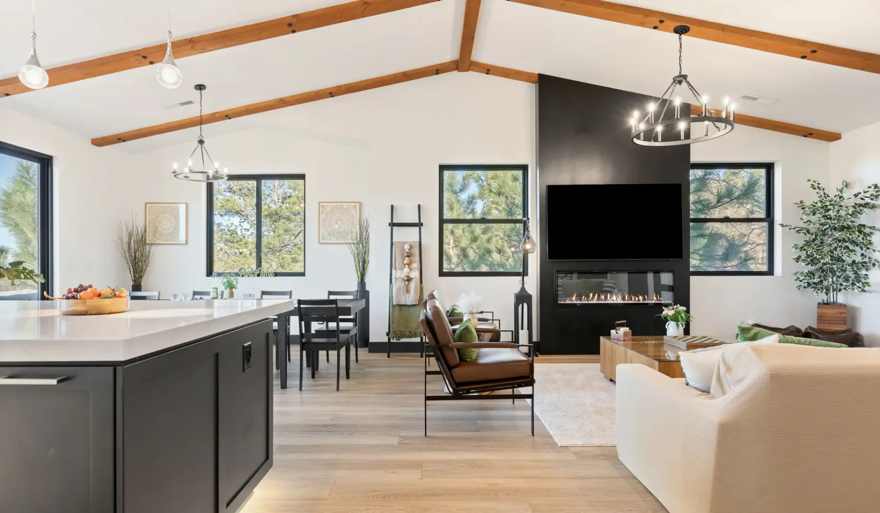 Una sala-comedor de concepto abierto con una isla de cocina y ventanas amplias.