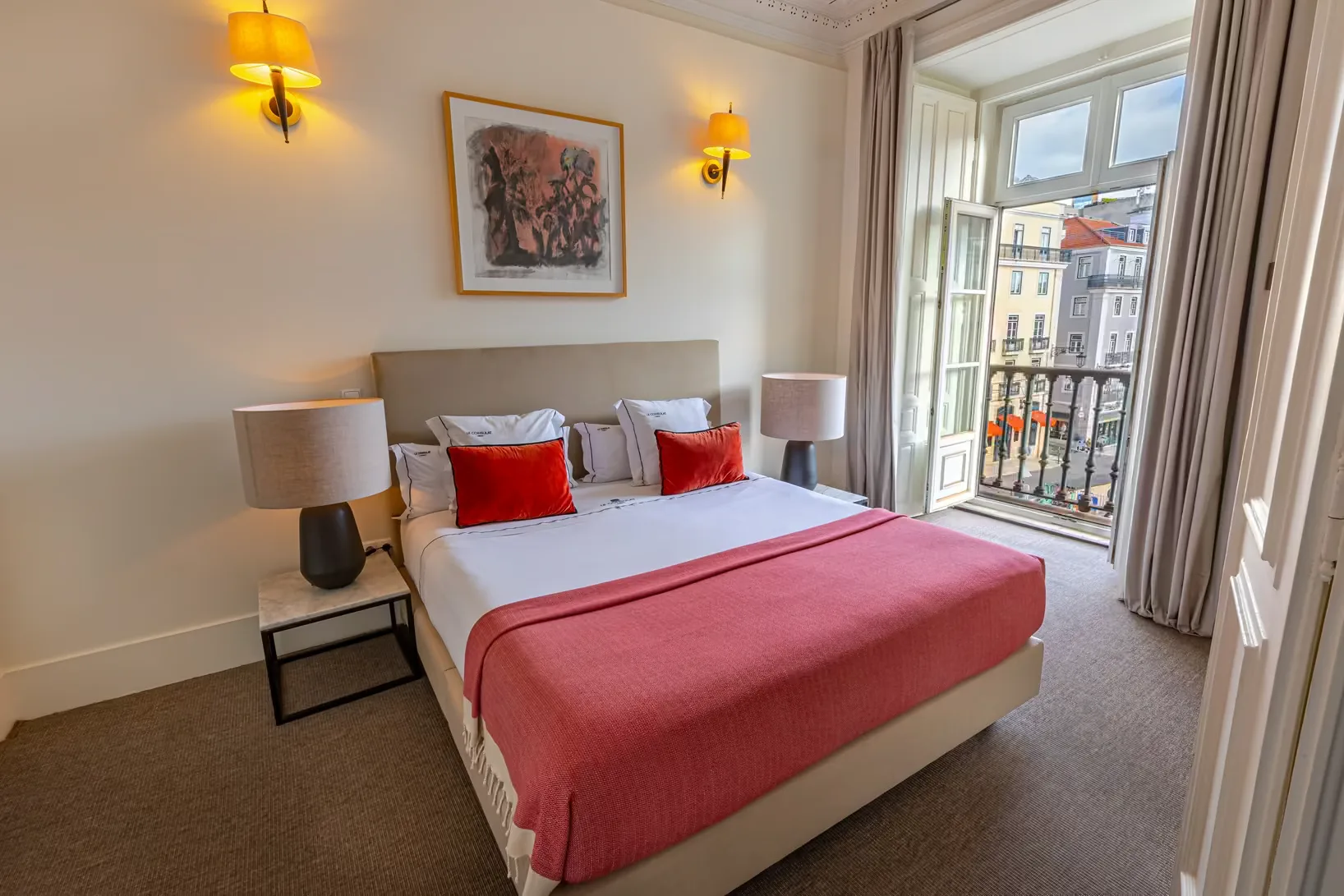 Deluxe suite with square view image.