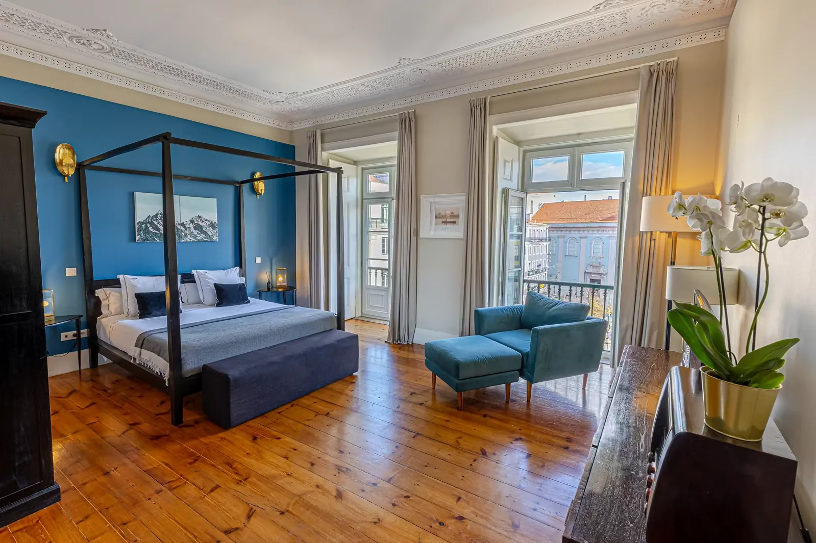 Deluxe room with square view image.