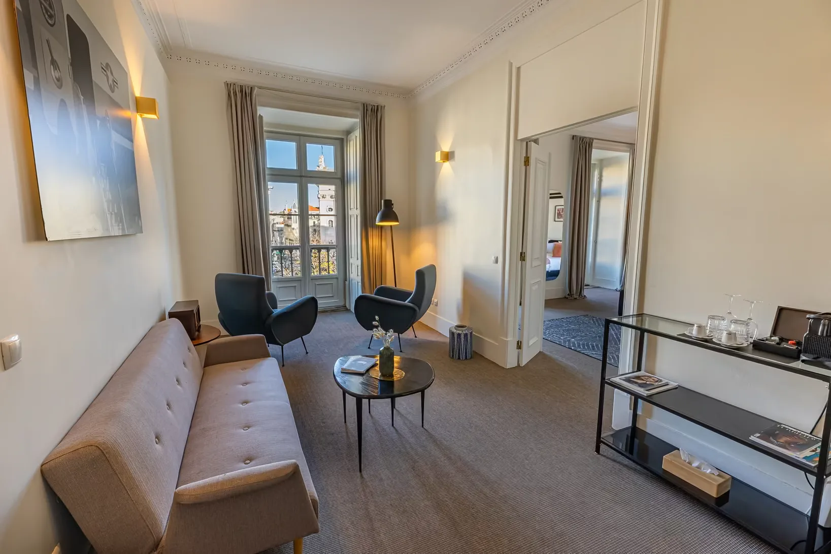 Deluxe suite with square view image.