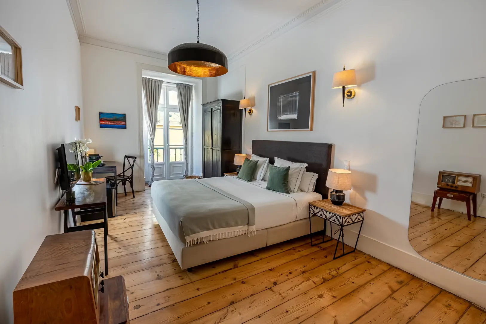 Deluxe room image.