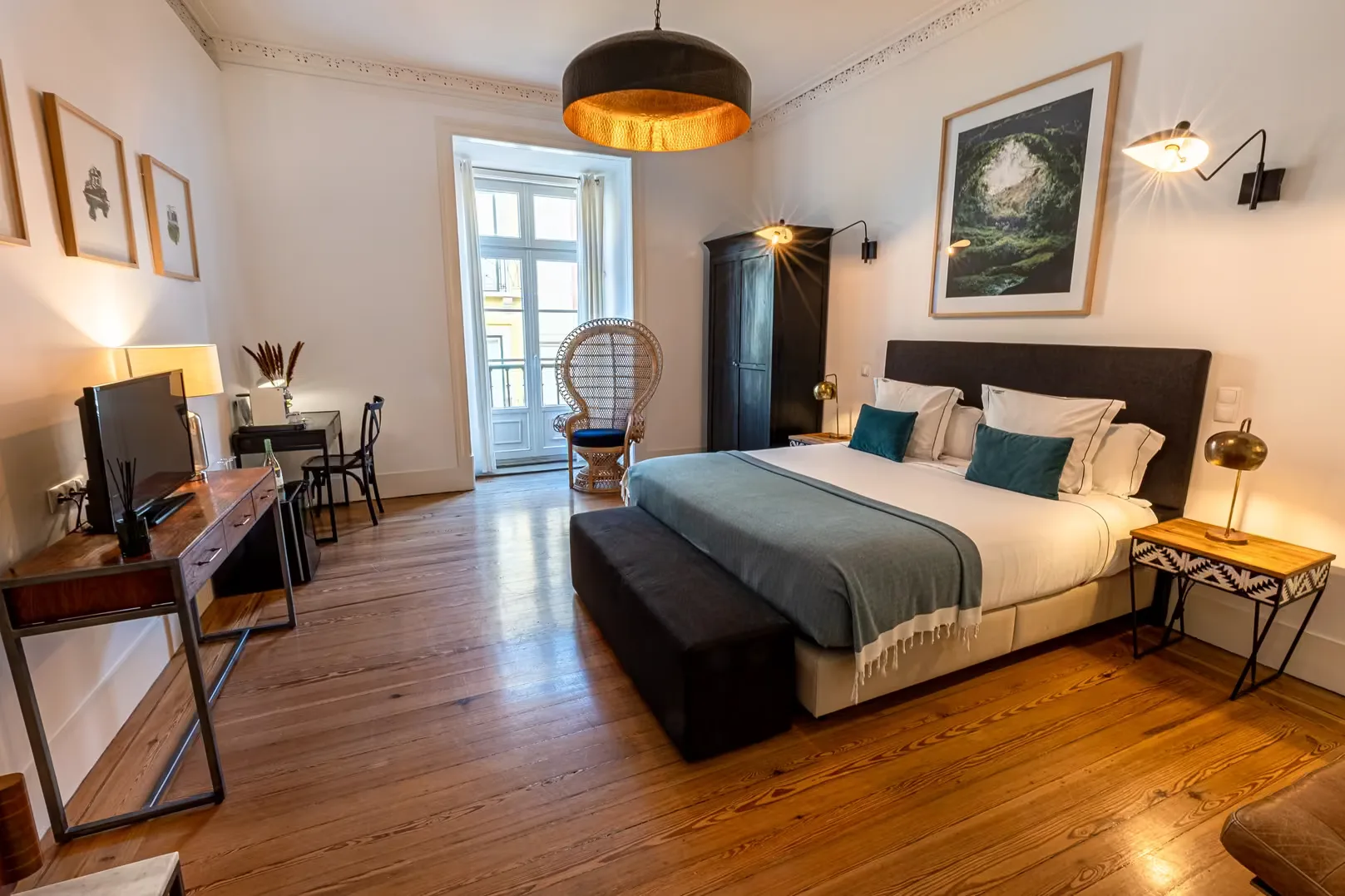 Deluxe room image.