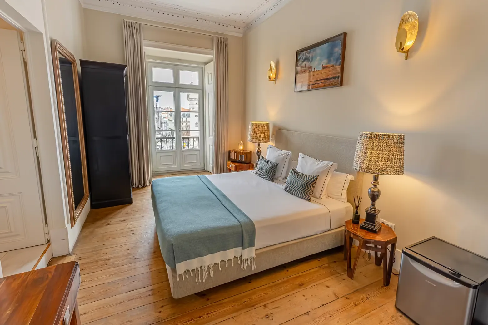 Deluxe room with square view image.