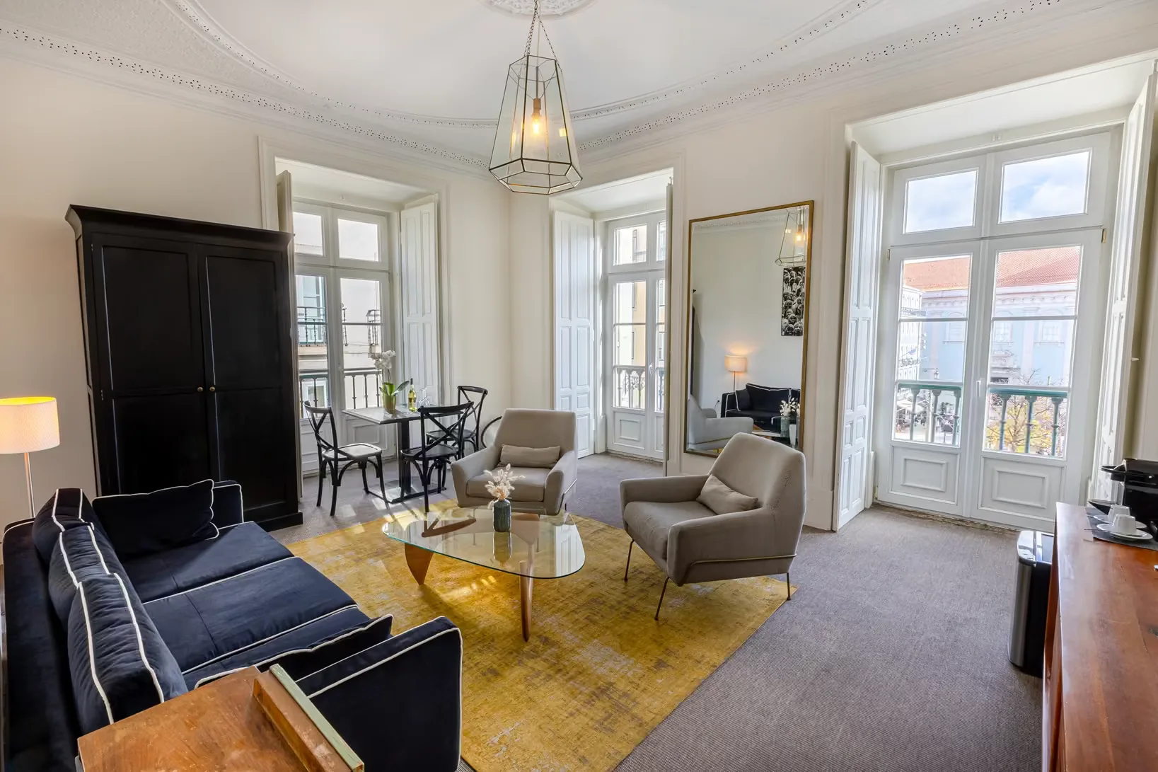 Deluxe suite with square view image.