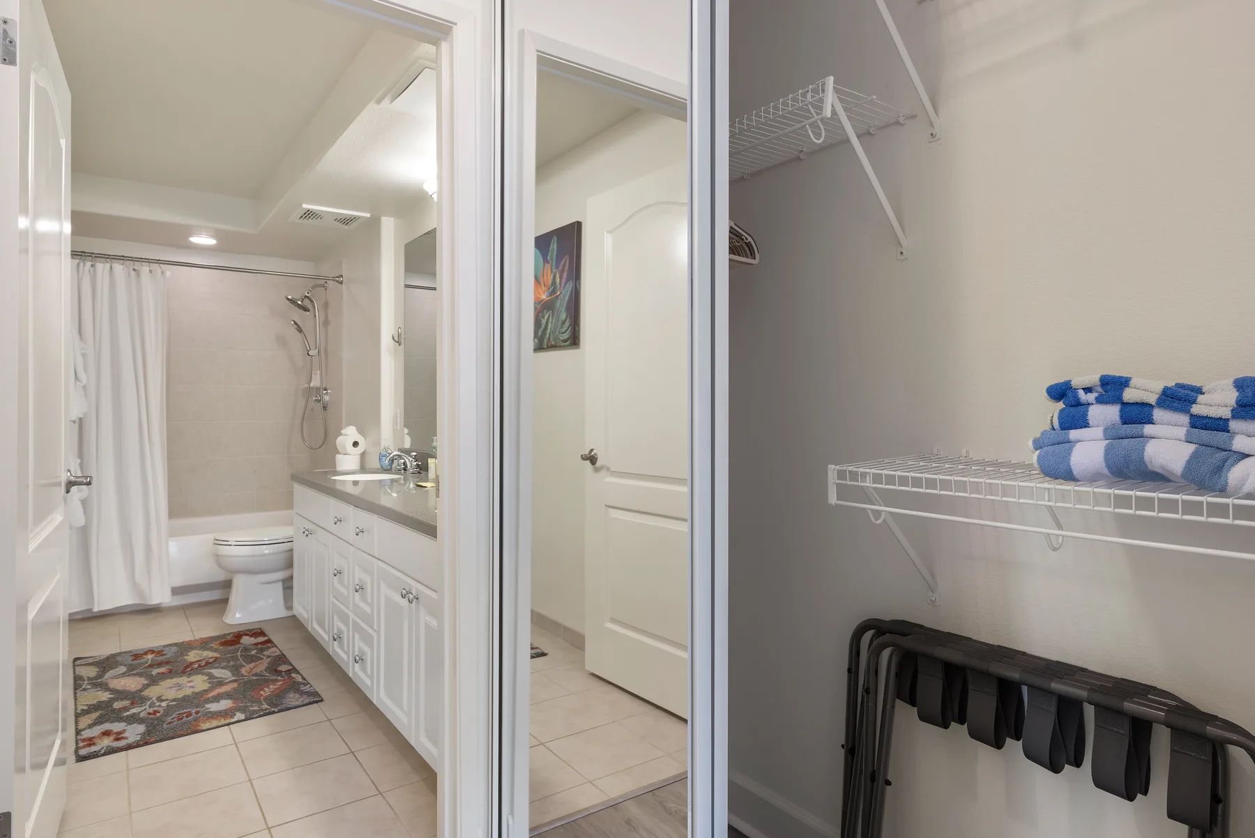 Un baño y una zona de almacenamiento contigua con ducha, lavabo y estantes.