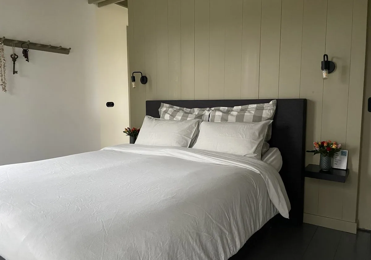 Cama doble con flores