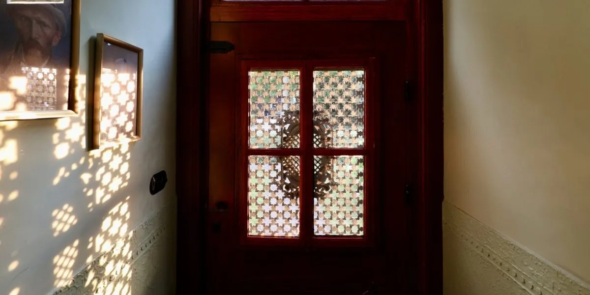 Entrada con puerta interior original