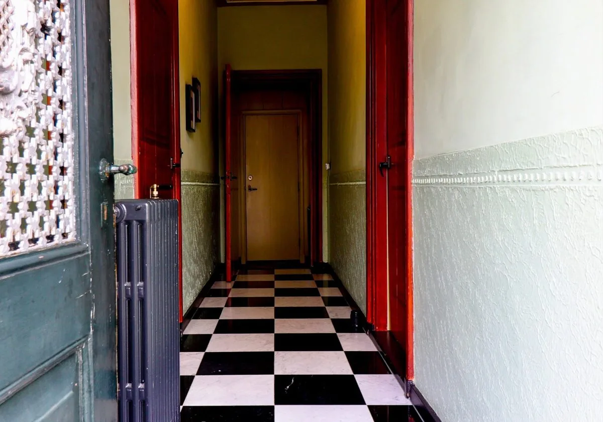 Pasillo con suelo de mármol y techo pintado