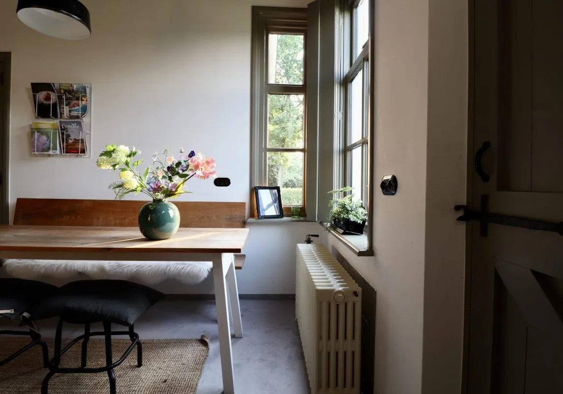 Sala de desayunos con mesa de comedor