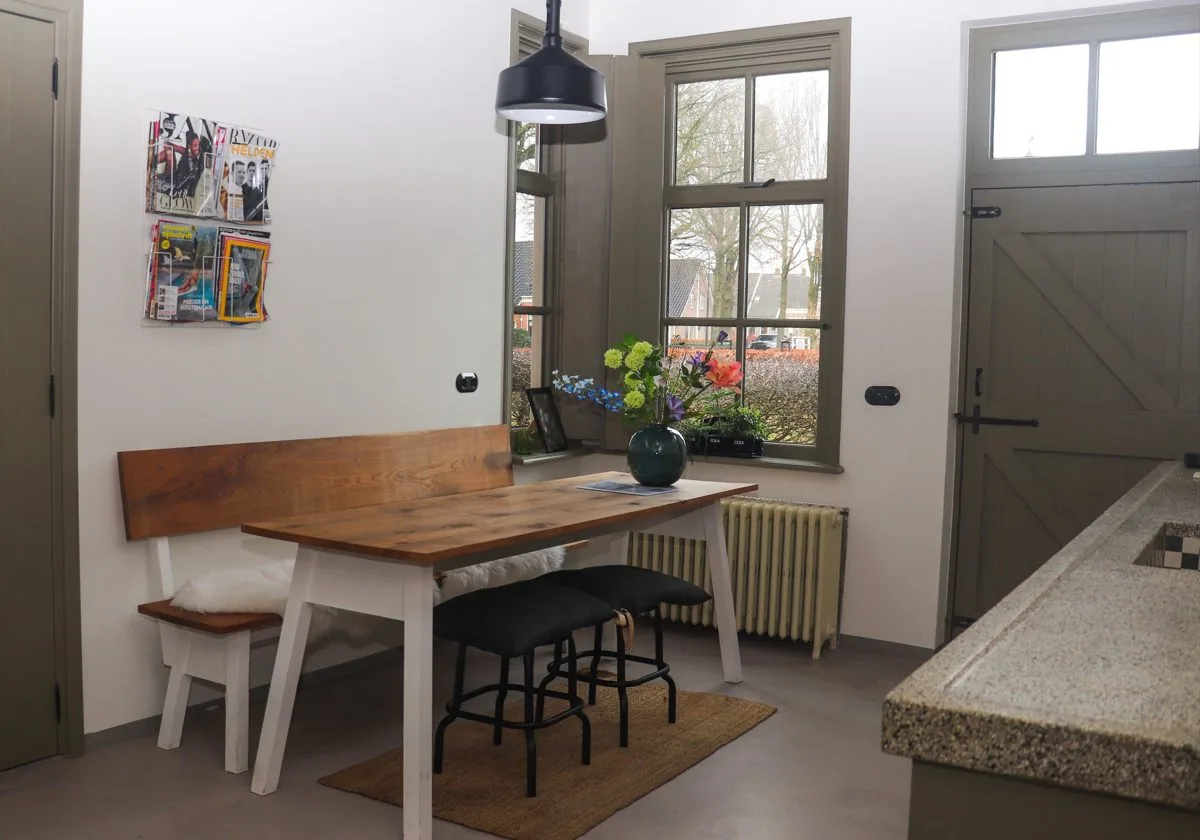 Rincón para desayunar con revistas y flores