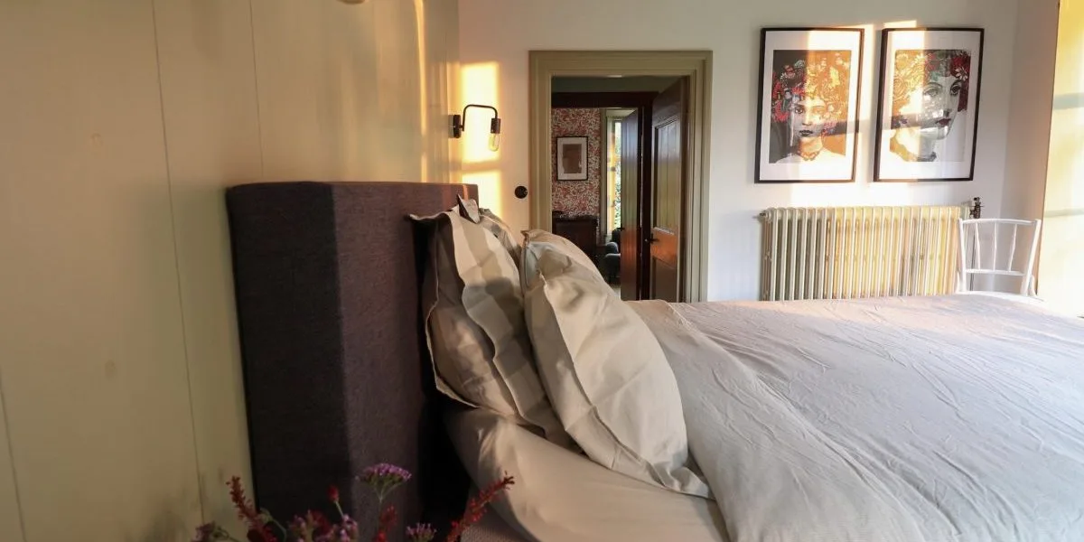 Cama doble con iluminación de cabecera