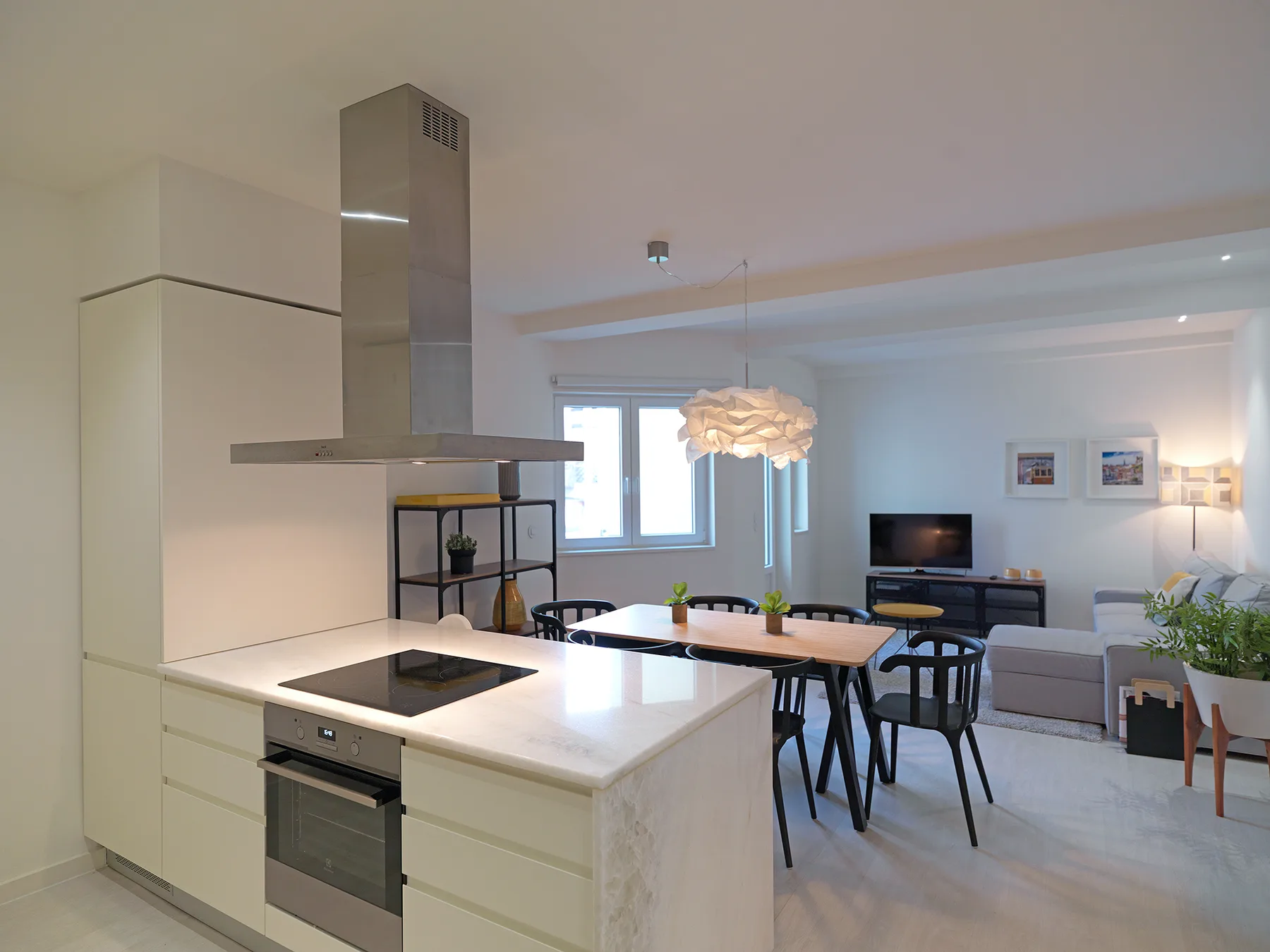 Una sala de estar y comedor de planta abierta con una isla de cocina y una mesa de comedor.