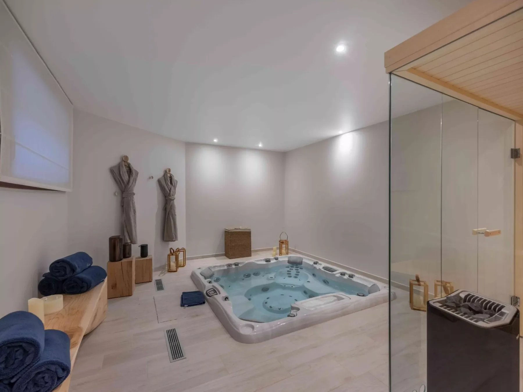 Un spa con una bañera de hidromasaje empotrada y toallas dobladas.