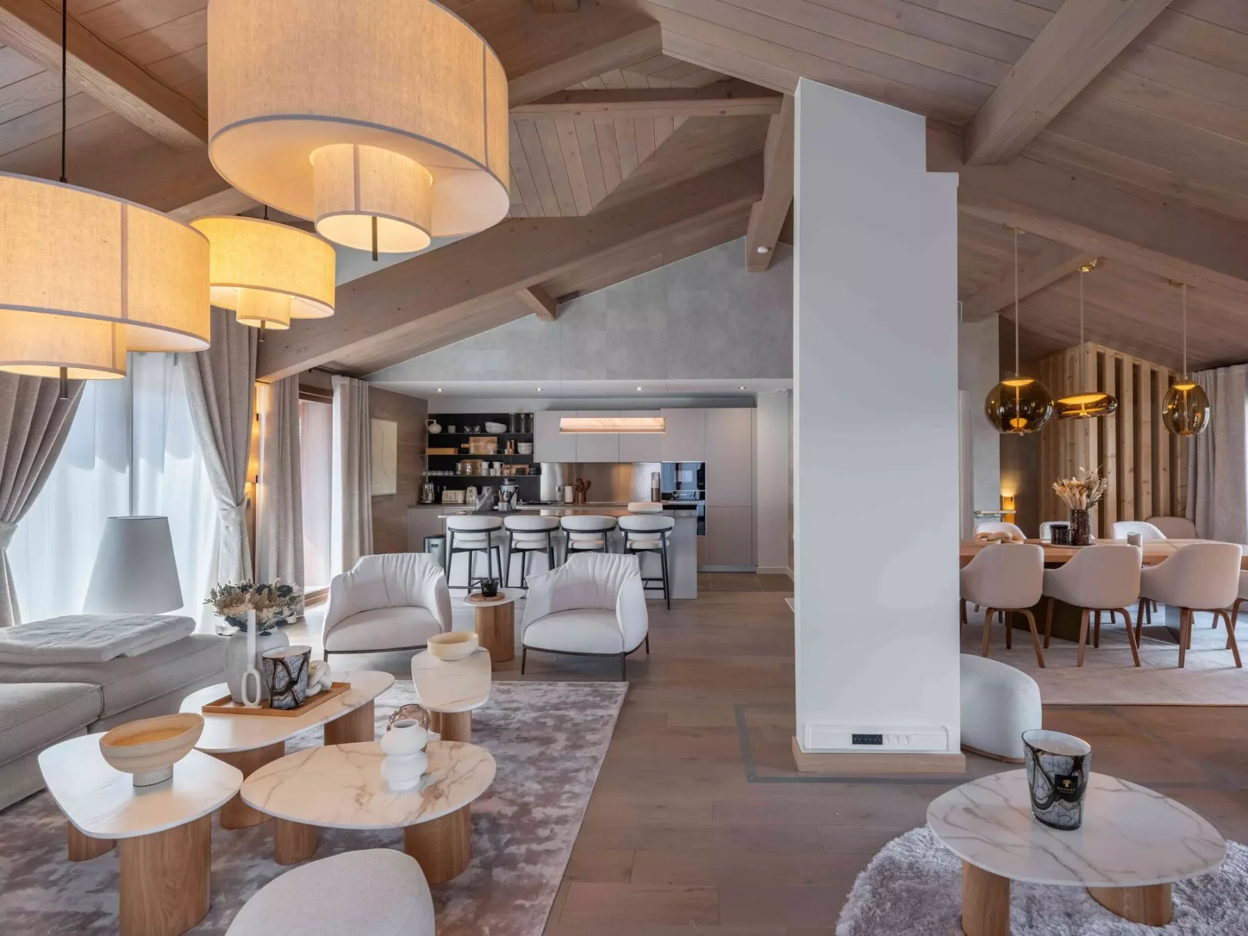 Una sala-comedor de planta abierta con asientos, mesa de comedor y cocina.
