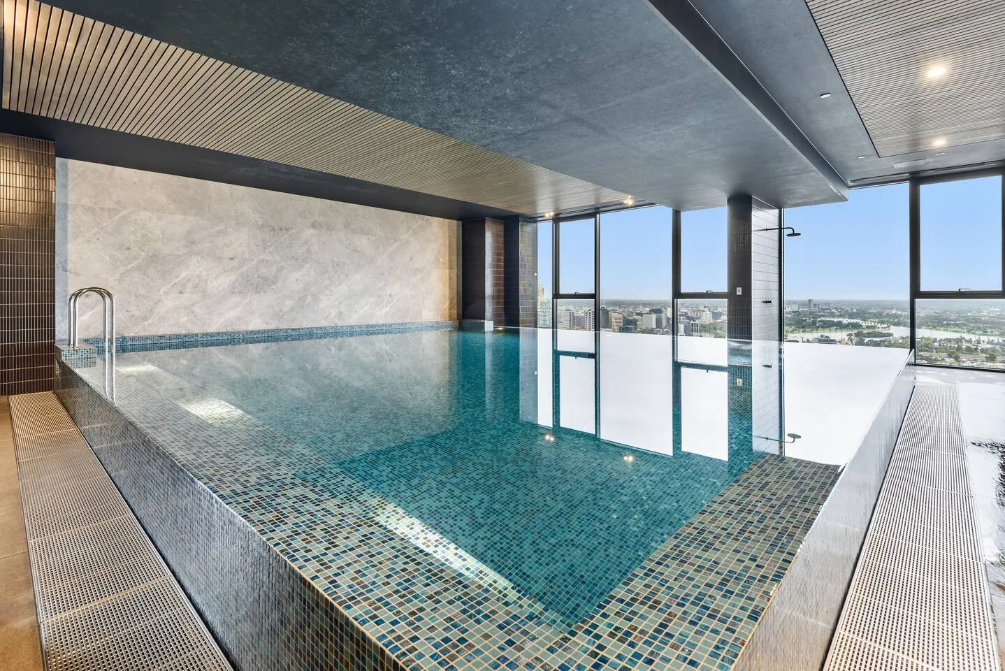 La piscina cubierta compartida ofrece a los huéspedes la oportunidad de refrescarse con un chapuzón.