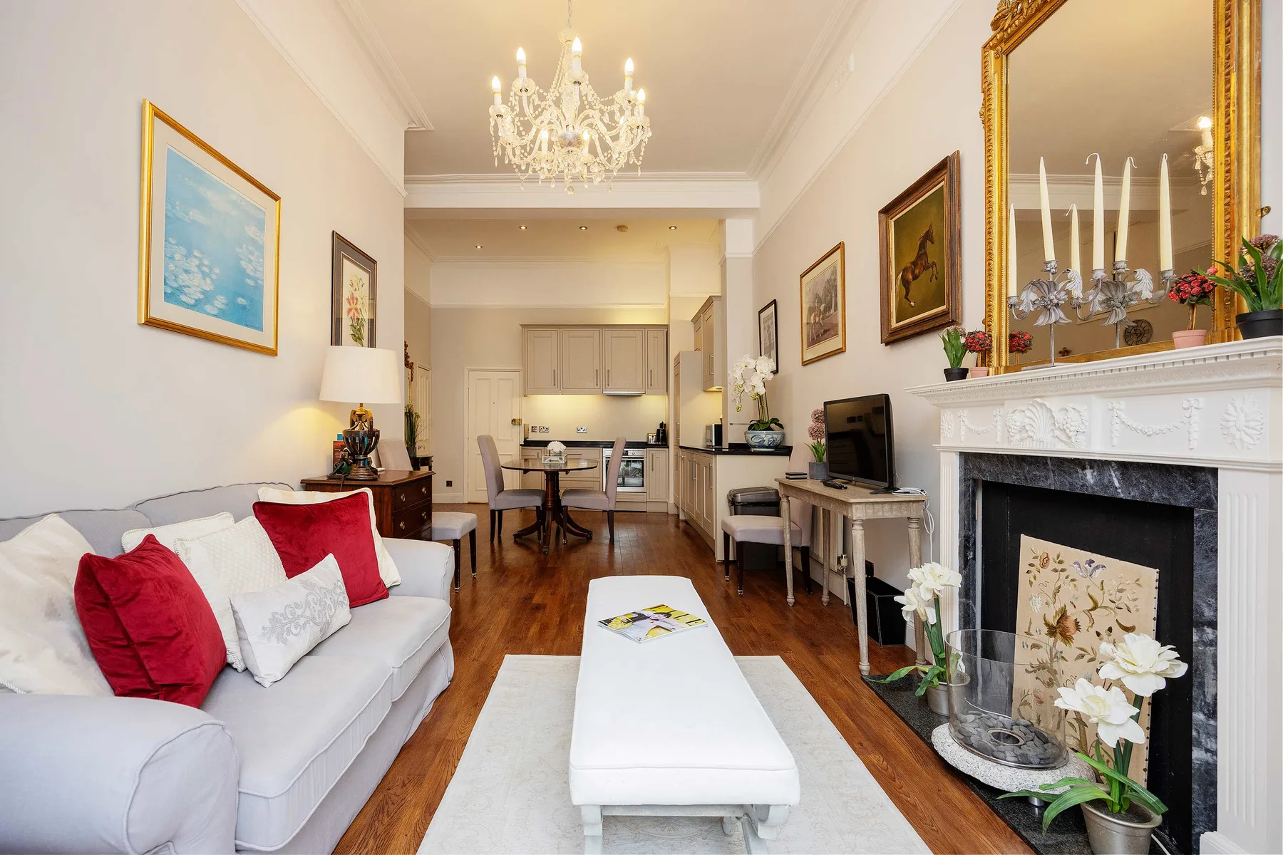 Una sala de estar con asientos blancos y una chimenea.