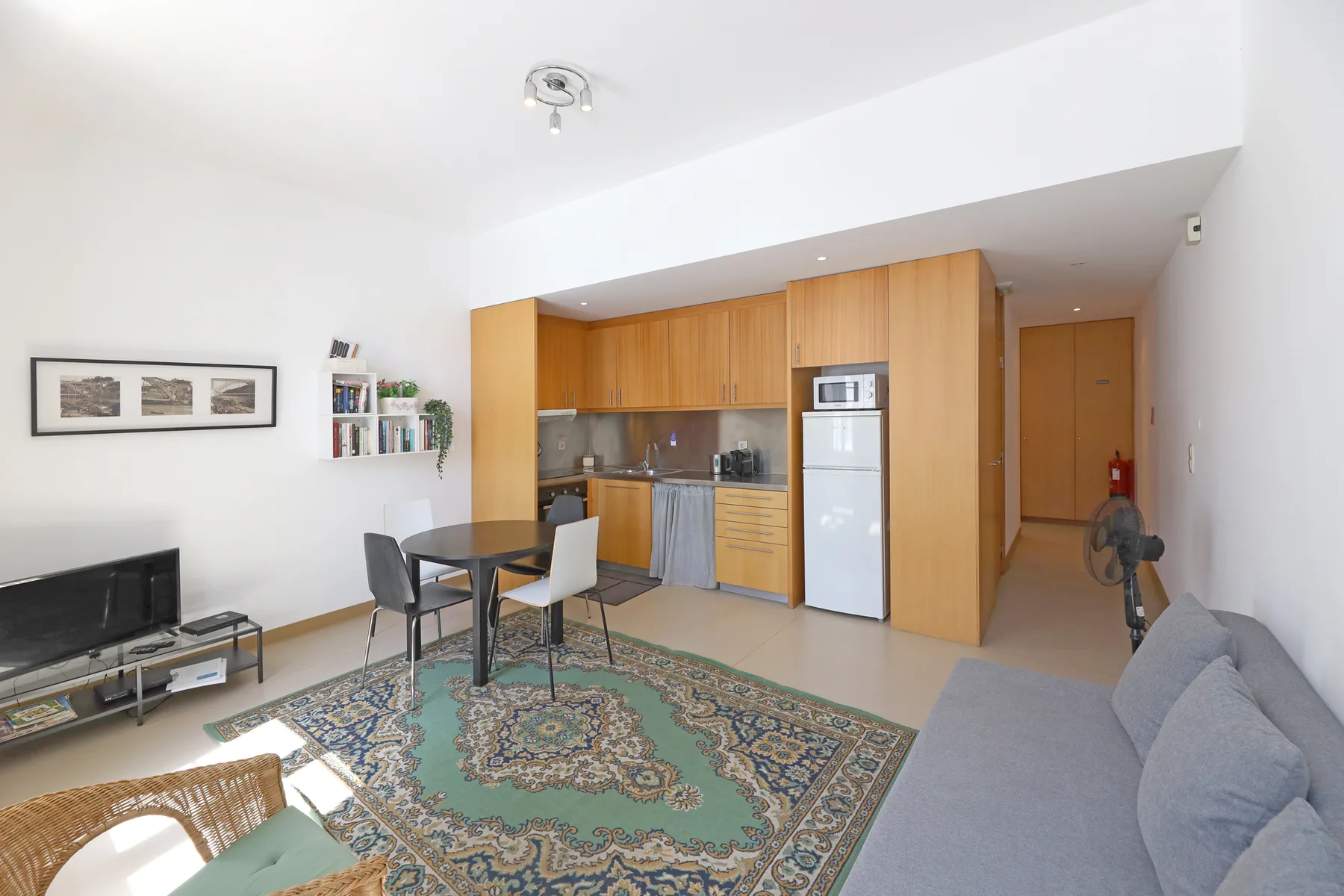 Living room with a dining area and an open kitchen.