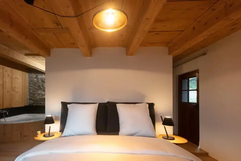 Deluxe Balnéo room with whirlpool bath