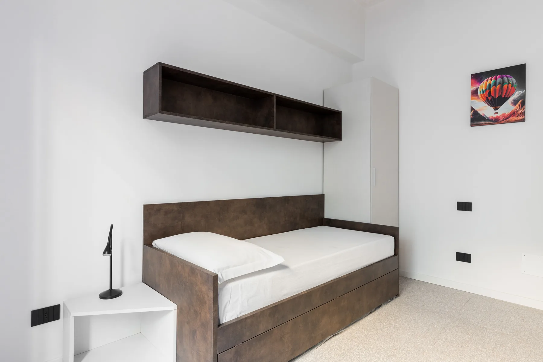White Daisy Apartment