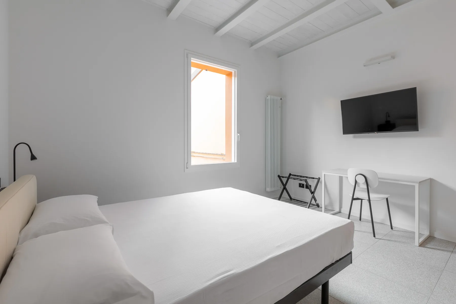 White Daisy Apartment