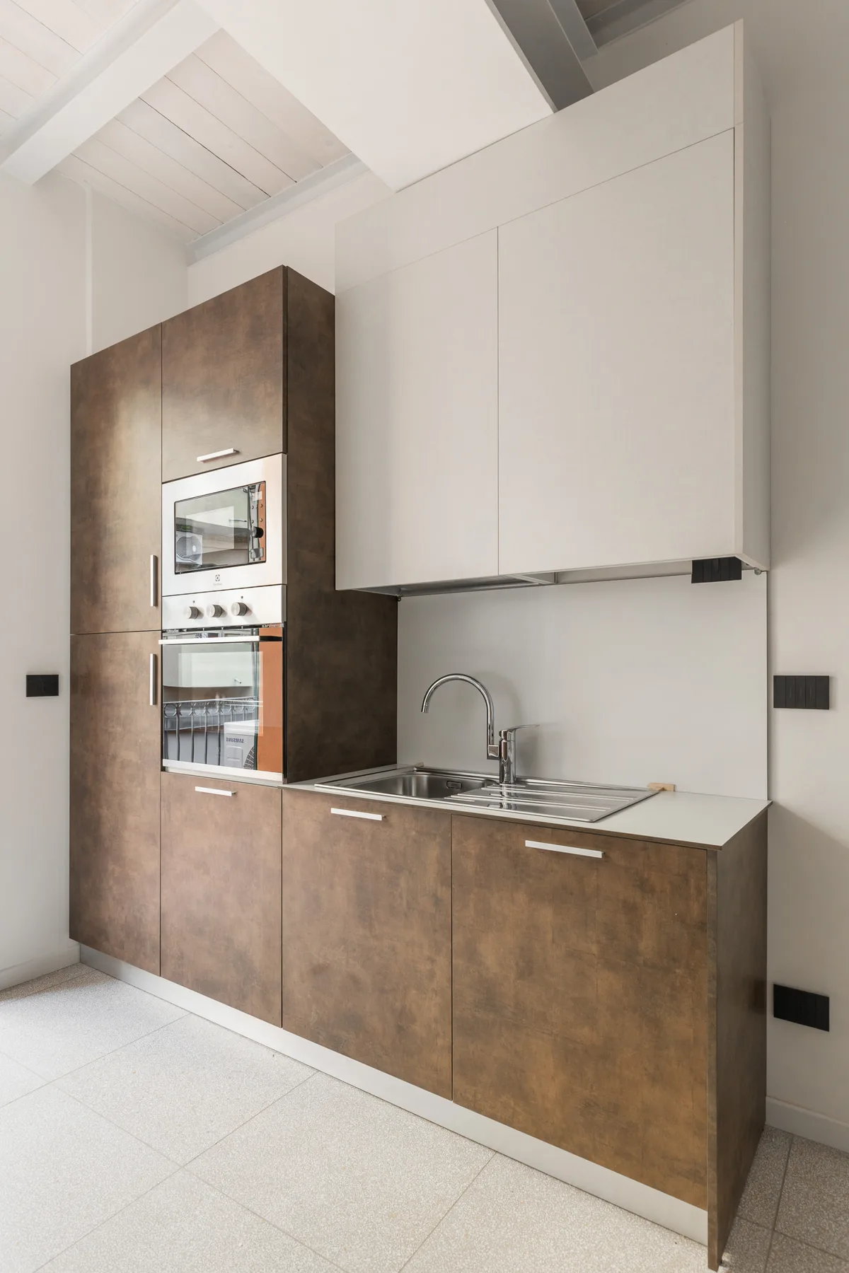 Una cocina moderna con electrodomésticos integrados, armarios y fregadero.