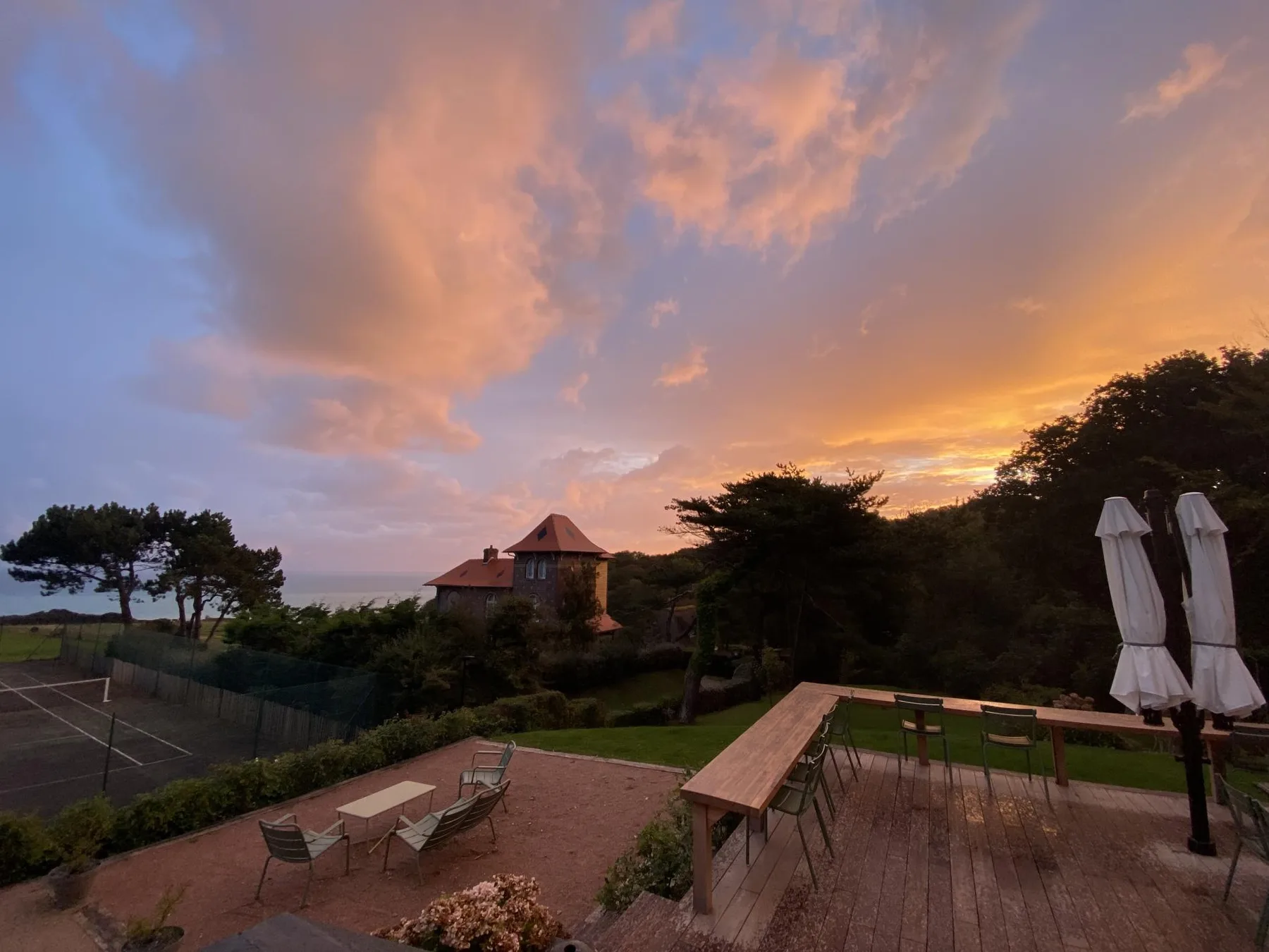 Amanecer sobre la terraza de madera