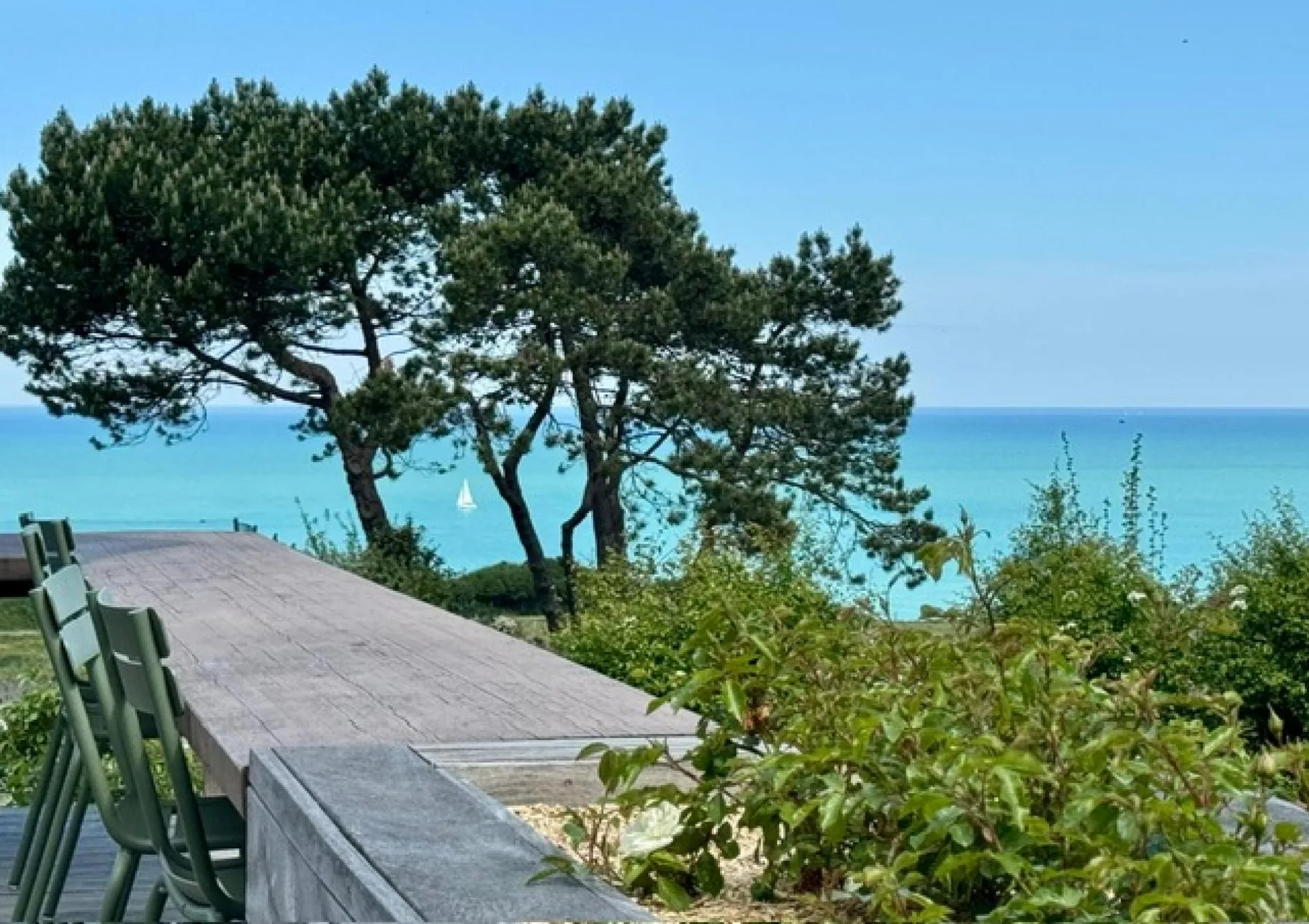 Terraza y jardín con vistas al mar
