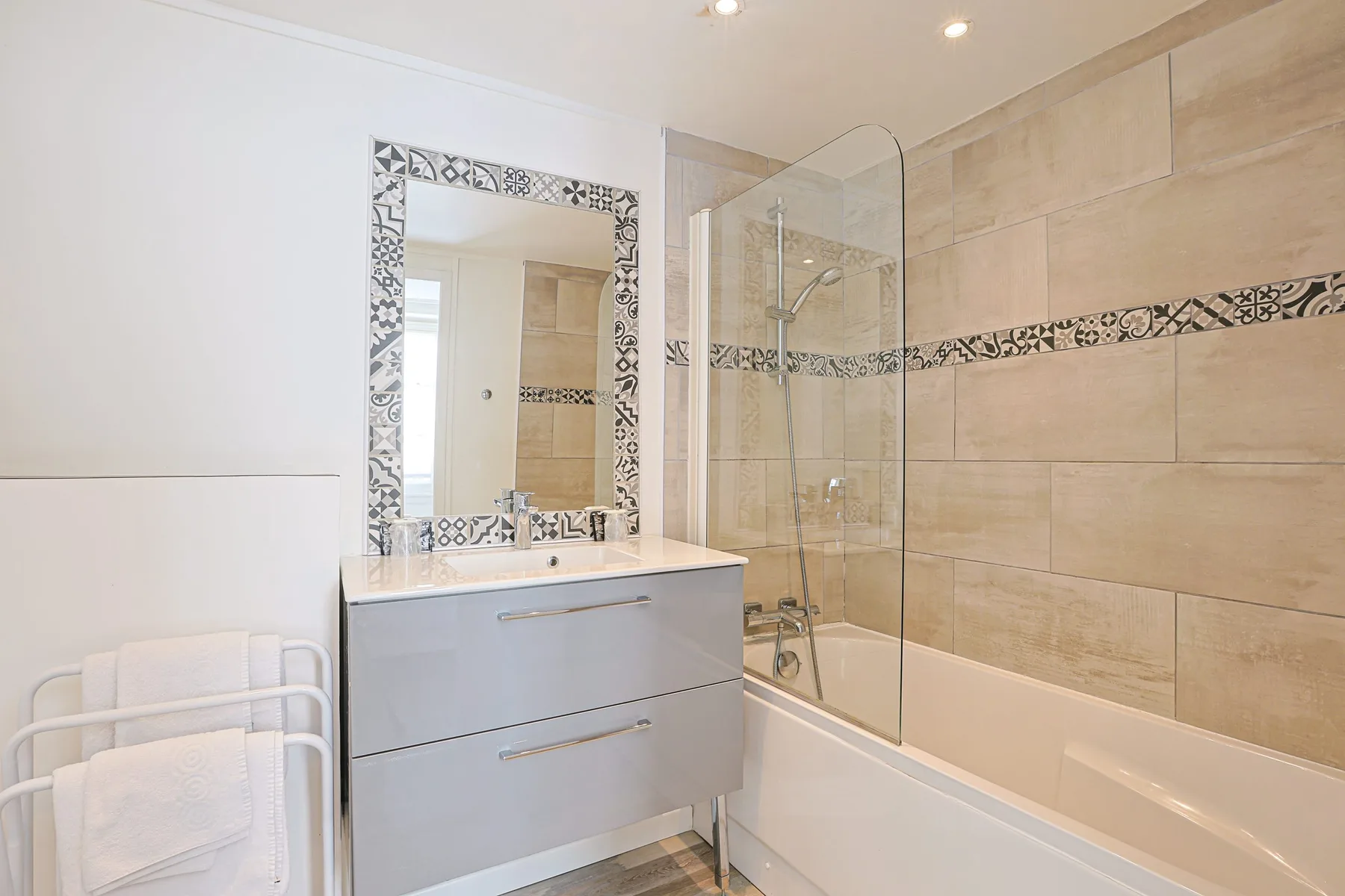 Superior room bathroom