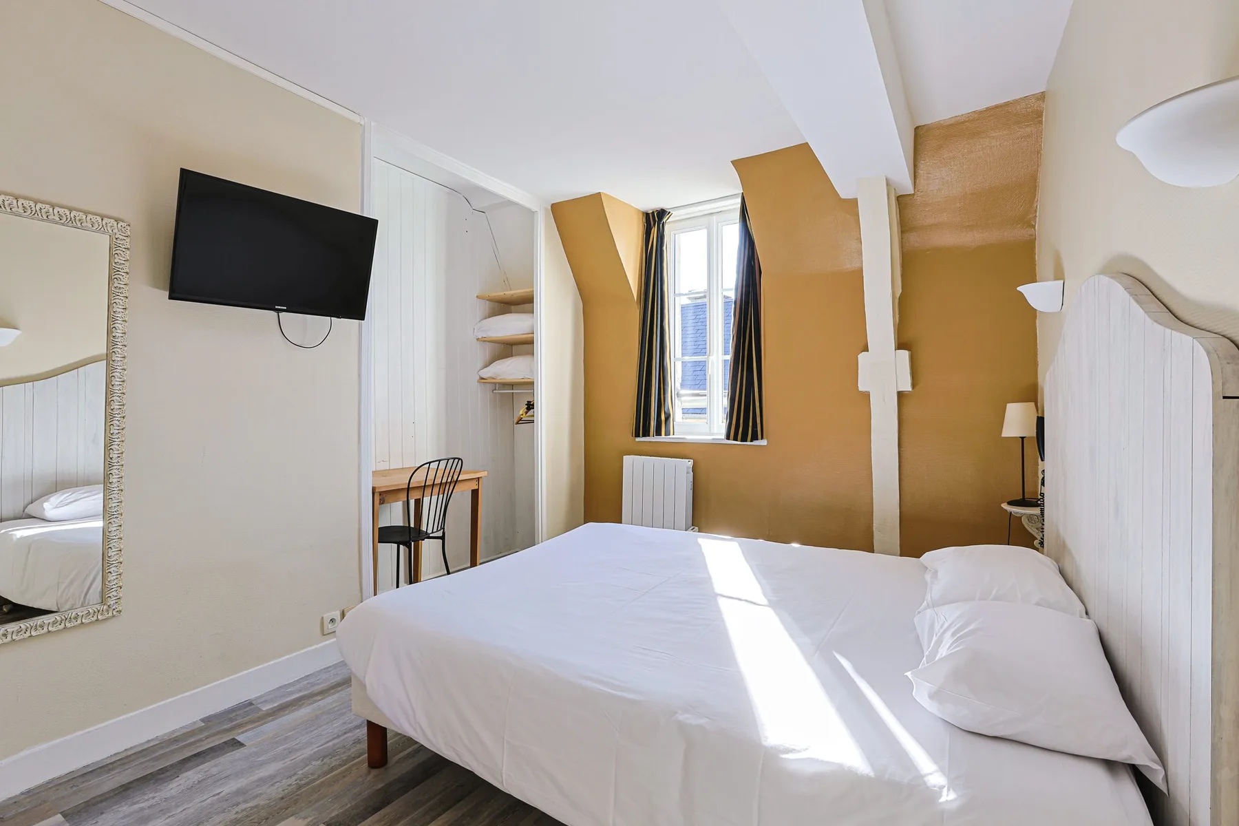 Comfort room entrance