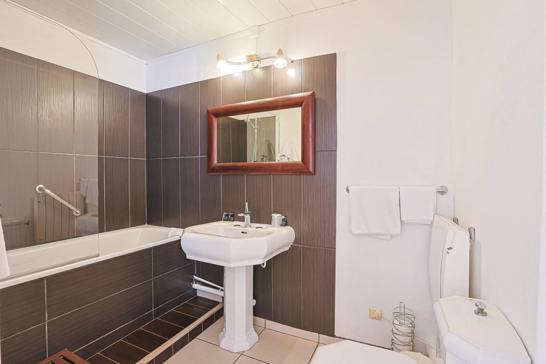 Superior room bathroom