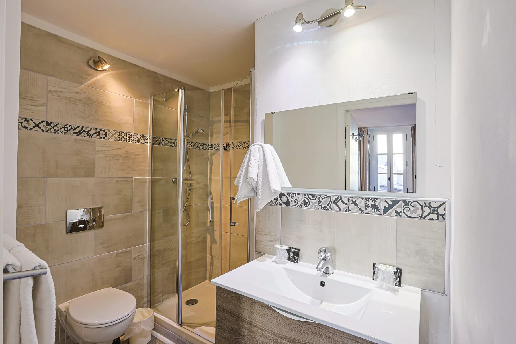 Superior room bathroom