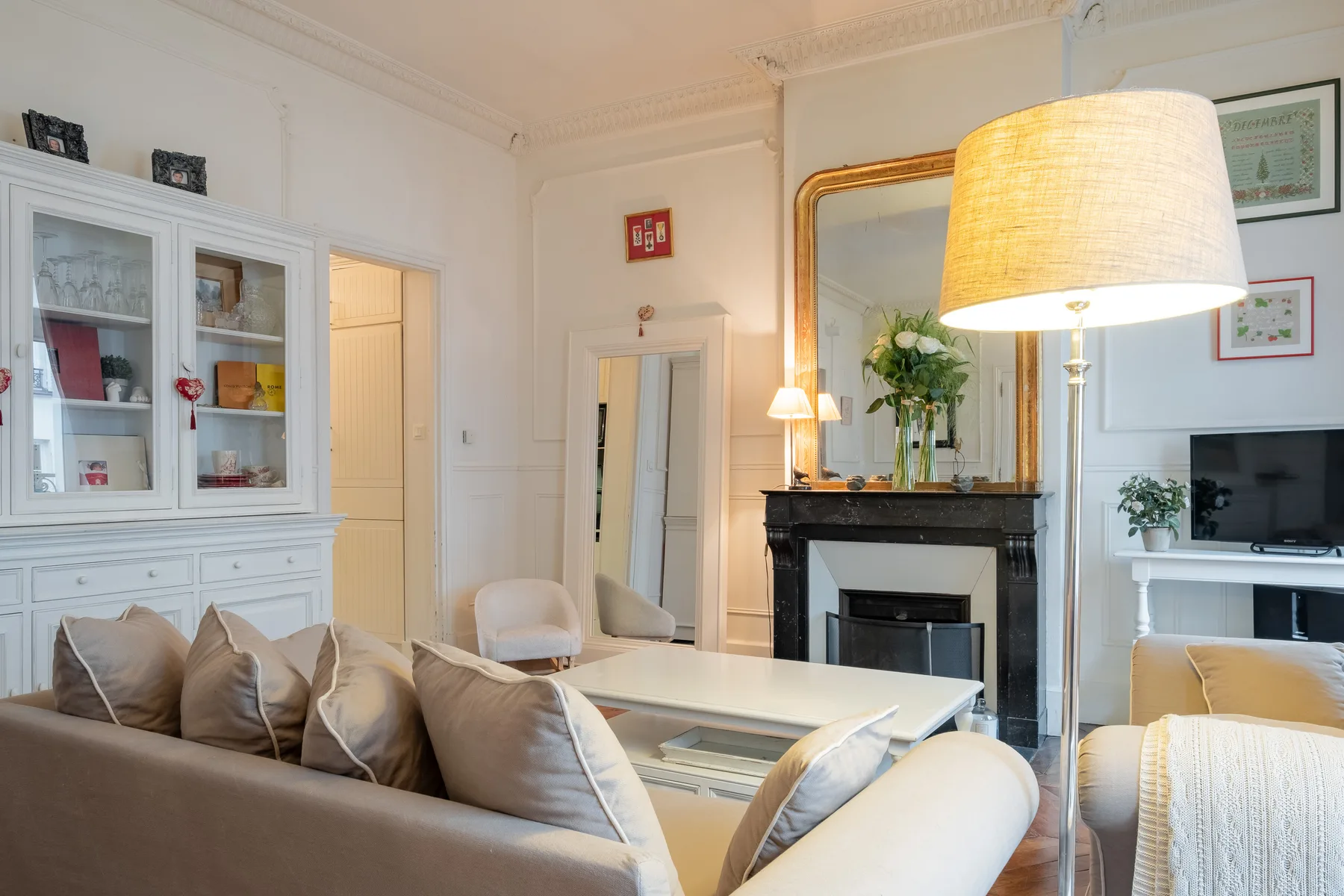 Una sala luminosa con asientos alrededor de una mesa de centro y una chimenea.