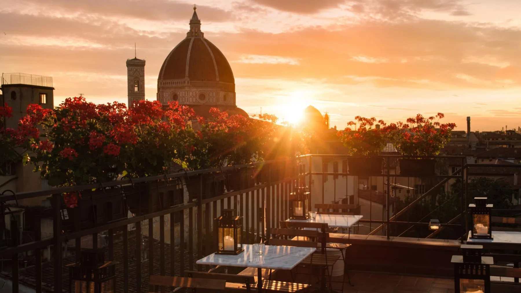 Terraza panorámica con vistas al Duomo al atardecer.