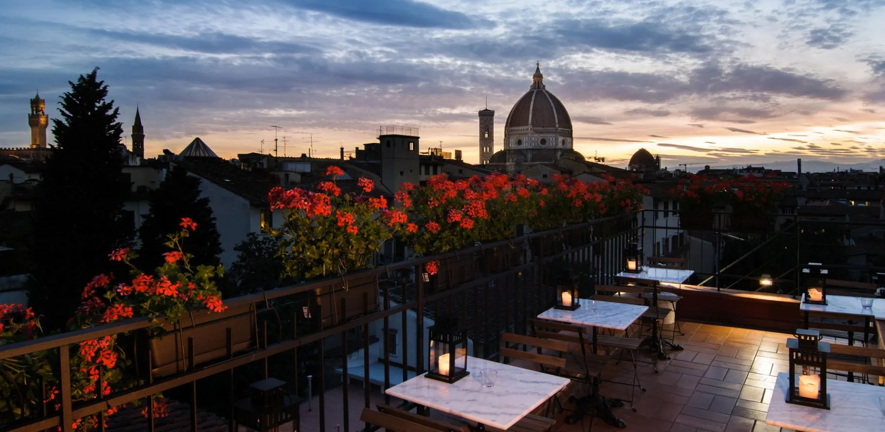 Terraza panorámica con vistas a la catedral al atardecer.